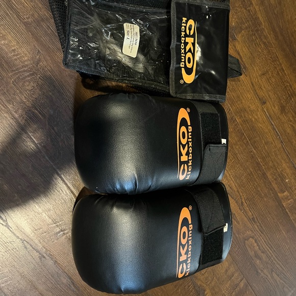 CKO Kickboxing Black Gloves - Picture 1 of 3